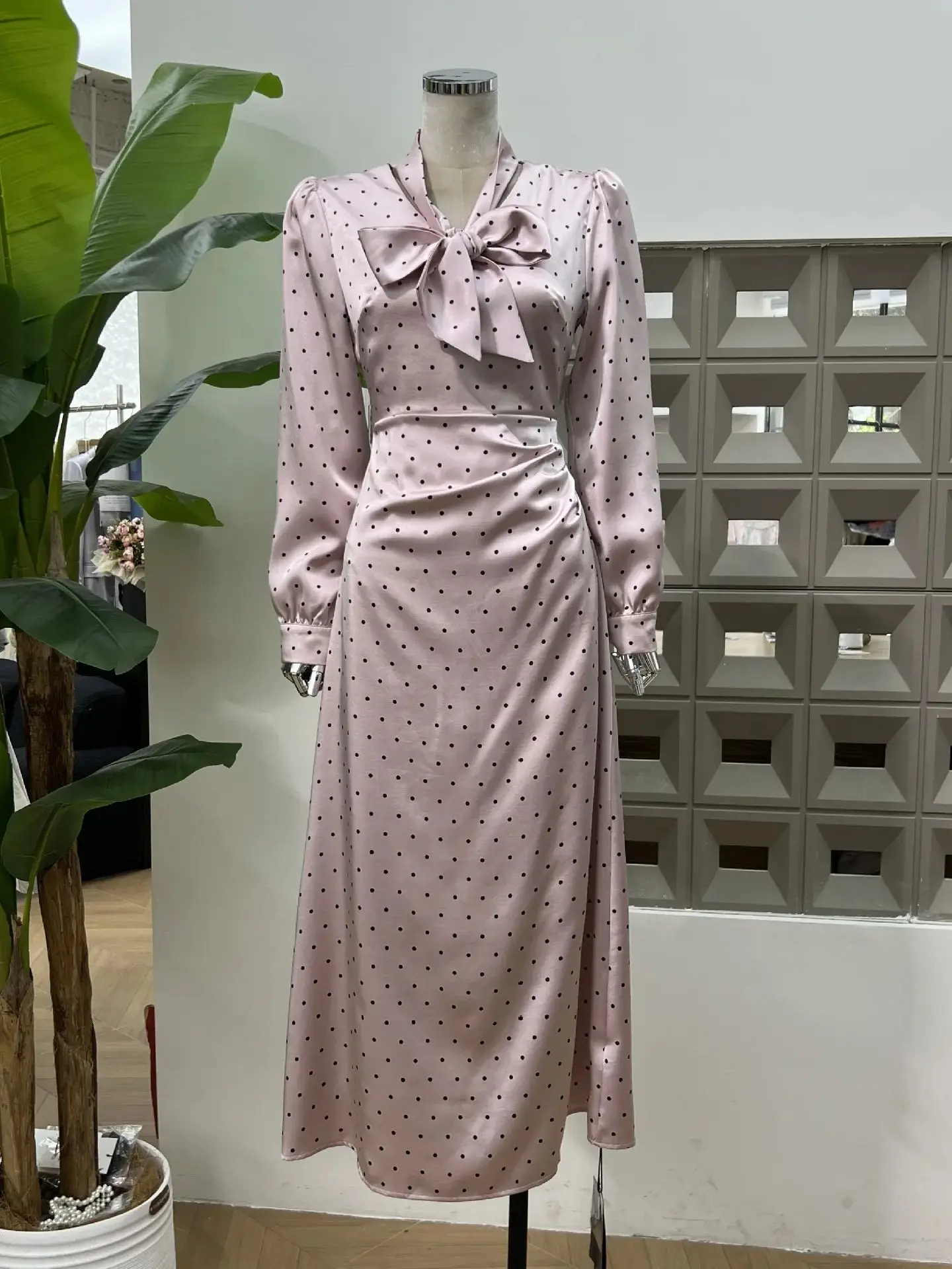 Autumn New Women's Polka Dot Dresses Retro Style Shirt Long Sleeve Bow Satin Face Fashion Elegant Christmas Party Evening Gown
Autumn New Women's Polka Dot Dresses Retro Style Shirt Long Sleeve Bow Satin Face Fashion Elegant Christmas Party Evening Gown