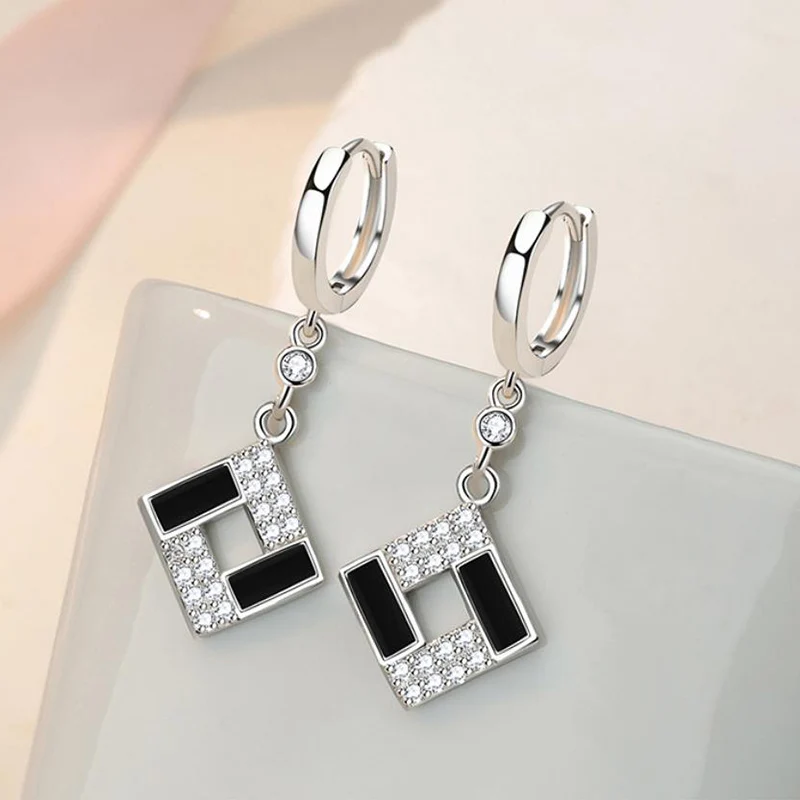 Высококачественные черные квадратные серьги, модные ювелирные изделия из серебра 925 пробы, нишевые серьги с цирконием для женщин, подарок KOFSAC
Высококачественные черные квадратные серьги, модные ювелирные изделия из серебра 925 пробы, нишевые серьги с цирконием для женщин, подарок KOFSAC