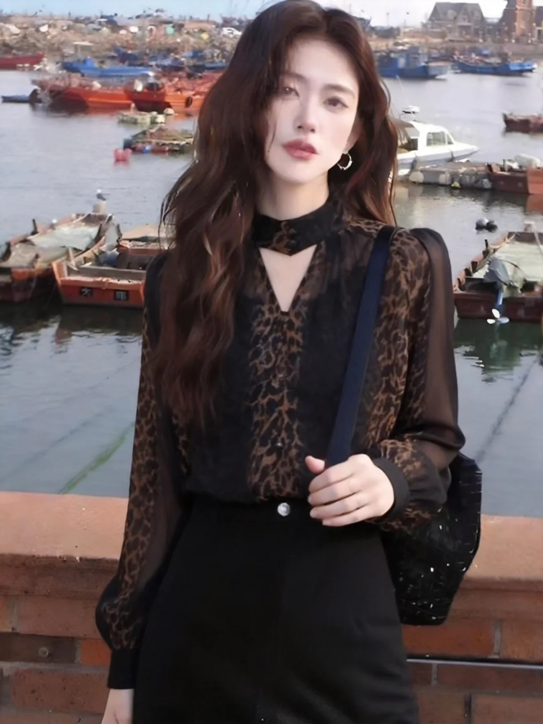 Elegant Leopard Print Shirt Women's Loose Fit Long Sleeve V-Neck Button down Korean Style Commute Fashion Unique Beautiful
Elegant Leopard Print Shirt Women's Loose Fit Long Sleeve V-Neck Button down Korean Style Commute Fashion Unique Beautiful