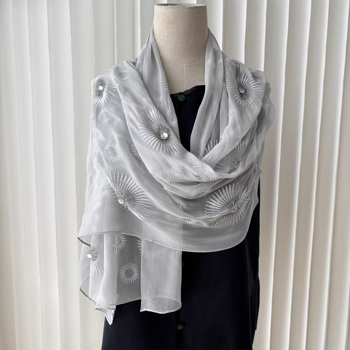 2026 Grey Women Silk Scarf New Spring Luxury 100% Silk Neck Scarves Soft Embroidered Neck Head Scarfs Hijabs for Women
2026 Grey Women Silk Scarf New Spring Luxury 100% Silk Neck Scarves Soft Embroidered Neck Head Scarfs Hijabs for Women