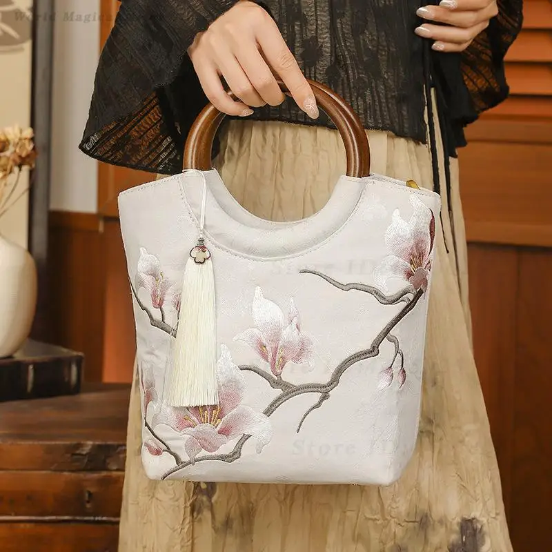 Magnolia Embroidery Wooden Handle Handbag Retro Chinese Ethnic Style Elegant Tote Bag for Women Cheongsam Banquet
Magnolia Embroidery Wooden Handle Handbag Retro Chinese Ethnic Style Elegant Tote Bag for Women Cheongsam Banquet