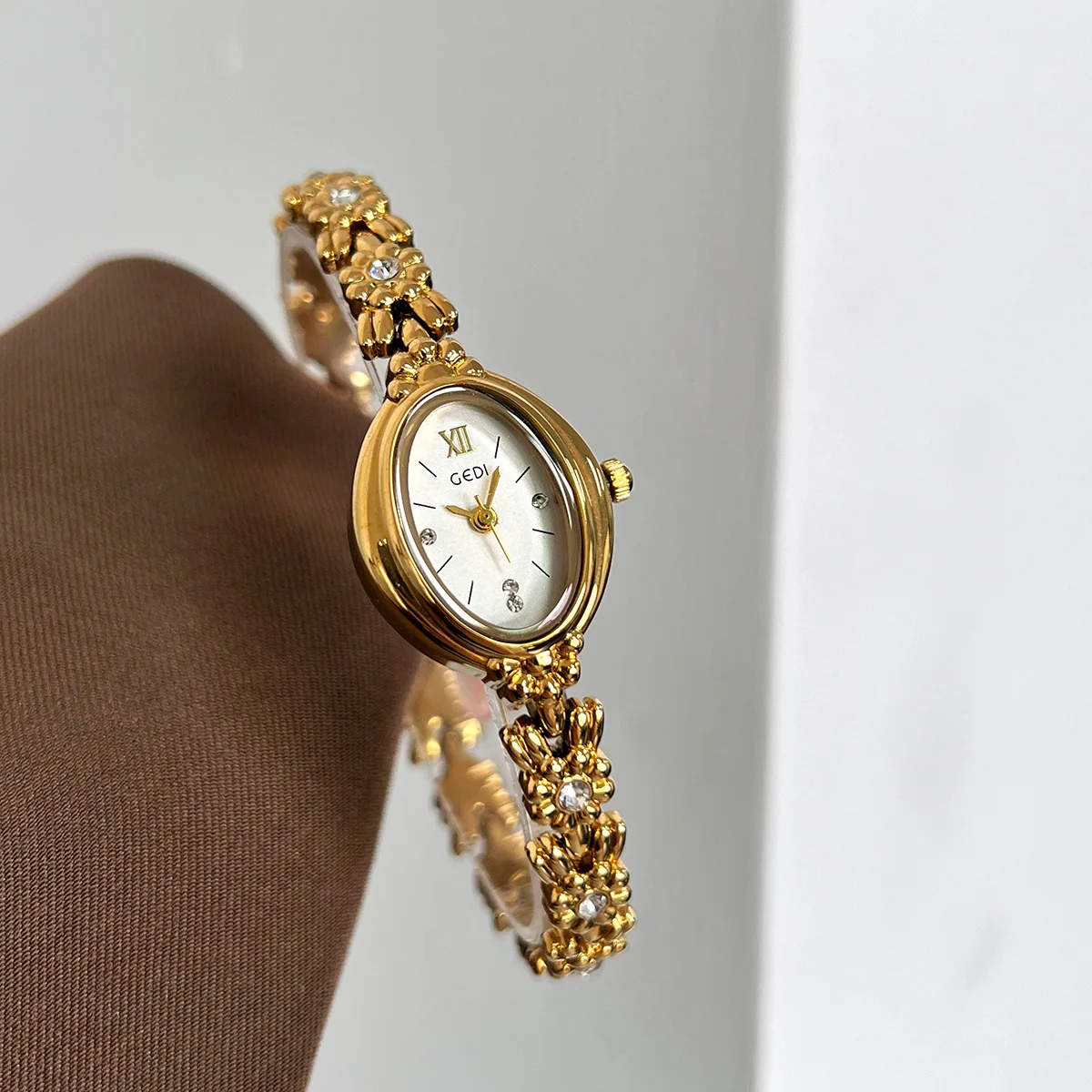 Ladies' Watch Light Luxury Retro Diamond-encrusted High Beauty Bracelet Fashion Exquisite Women's Watches
Ladies' Watch Light Luxury Retro Diamond-encrusted High Beauty Bracelet Fashion Exquisite Women's Watches