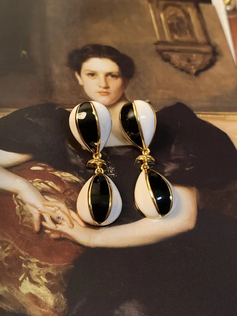 Retro Enamel Black and White Striped Balloon-shape Earrings for women
Retro Enamel Black and White Striped Balloon-shape Earrings for women