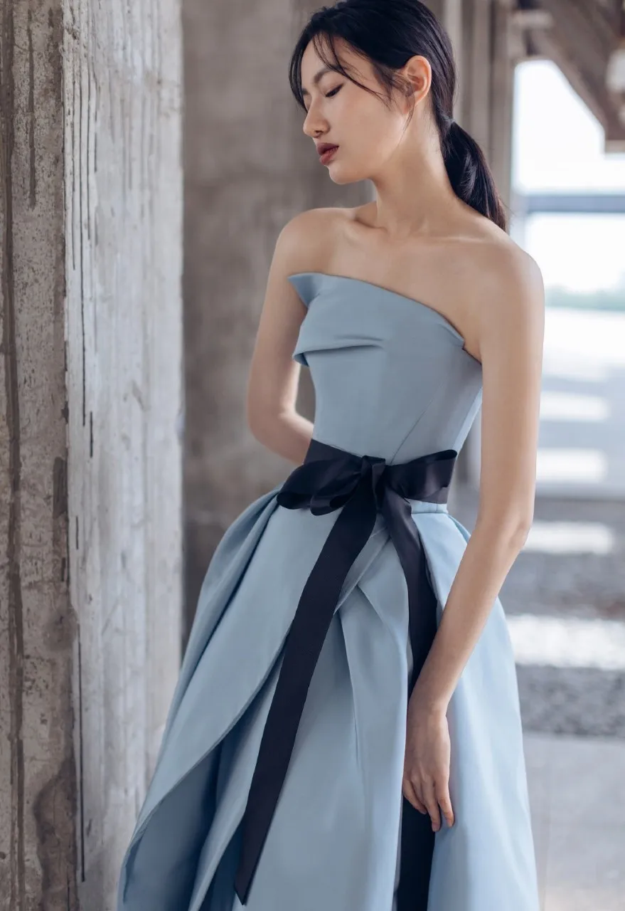 Elegant Satin Evening Dress Light Blue Party Dresses Side Split Long Prom Dress Zipper Back with Detachable Sash
Elegant Satin Evening Dress Light Blue Party Dresses Side Split Long Prom Dress Zipper Back with Detachable Sash