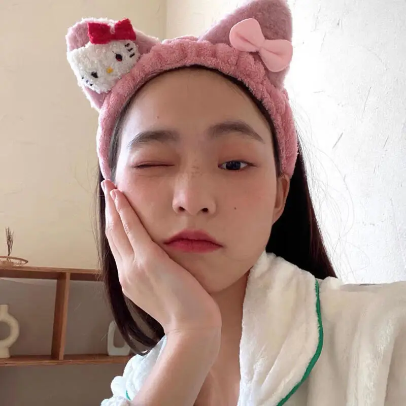 Sanrios Student Headband Hello Kittys Cartoon Headdress Girl Washing Fashion Creative New Style Portable Gift for Girlfriend
Sanrios Student Headband Hello Kittys Cartoon Headdress Girl Washing Fashion Creative New Style Portable Gift for Girlfriend