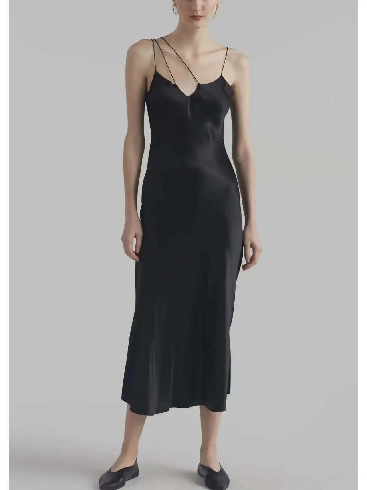 Simple Solid Color Women Satin Asymmetric Strap Dress for Summer New Sleeveless Fashion Female Elegant Midi Dresses 2024 New
Simple Solid Color Women Satin Asymmetric Strap Dress for Summer New Sleeveless Fashion Female Elegant Midi Dresses 2024 New