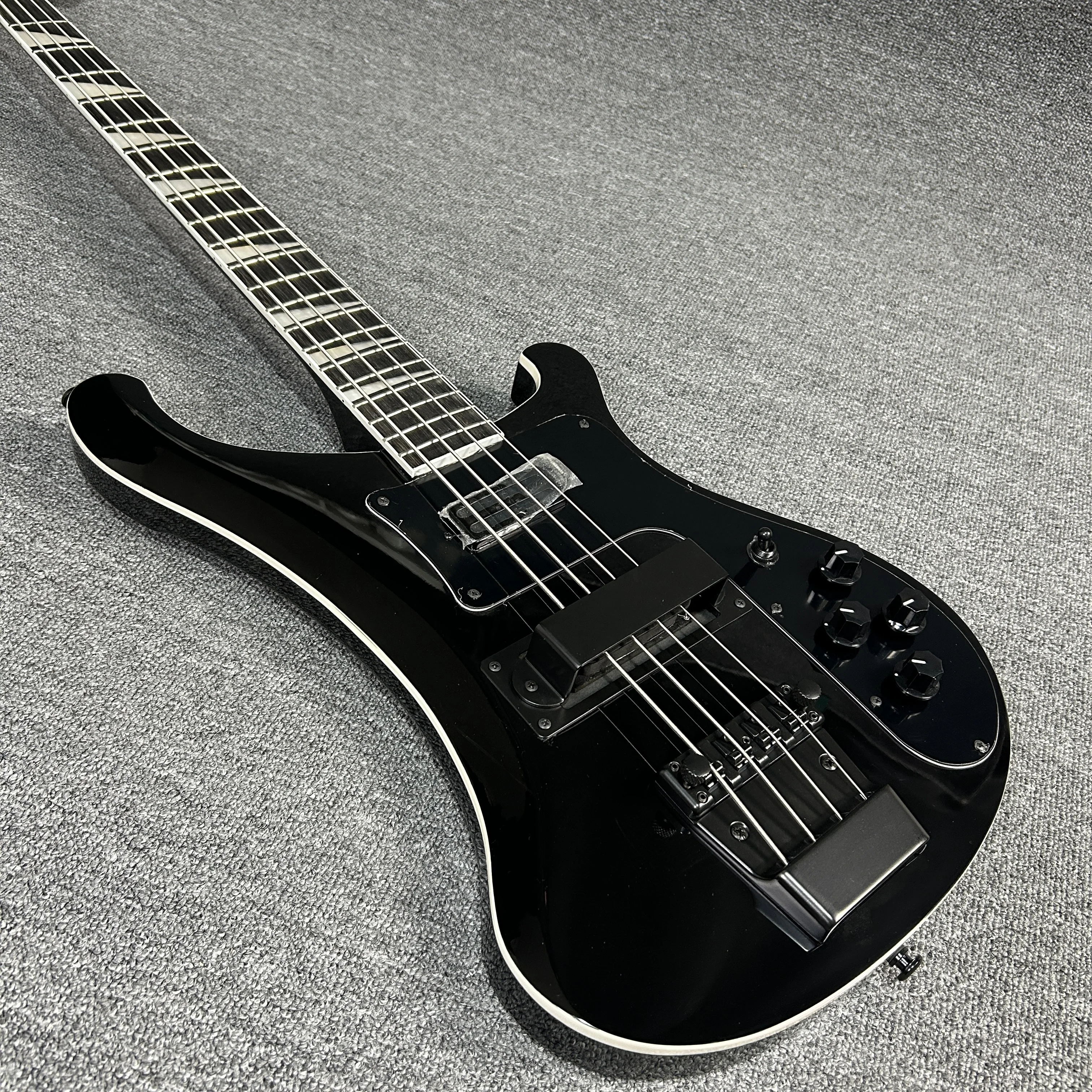 Bass Guitars 4003 Version 844 mm Scale Length Black Color
Bass Guitars 4003 Version 844 mm Scale Length Black Color