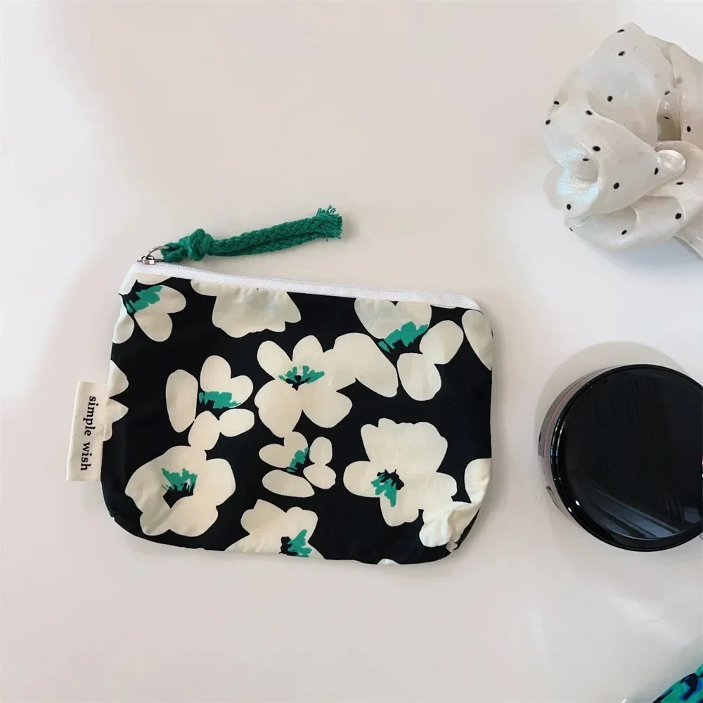 Миниатюрная хлопковая сумочка для мелочей с цветочным принтом, женская маленькая косметичка, органайзер для косметики, футляр для хранения помады
Миниатюрная хлопковая сумочка для мелочей с цветочным принтом, женская маленькая косметичка, органайзер для косметики, футляр для хранения помады
