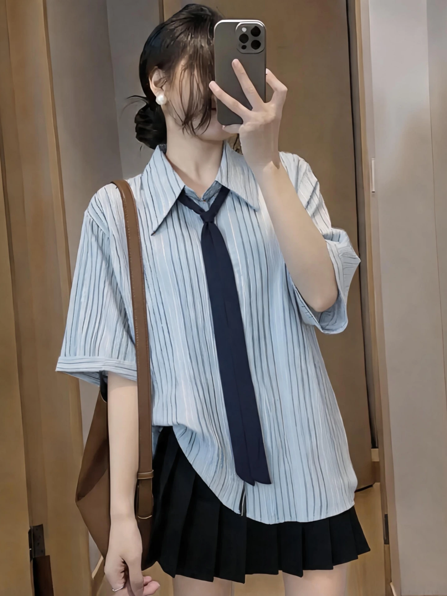 Slimming Striped Neck Short Sleeve Base Shirt Women Summer 2026 plus Size Korean Style Commute Wind Button Detail Shirt
Slimming Striped Neck Short Sleeve Base Shirt Women Summer 2026 plus Size Korean Style Commute Wind Button Detail Shirt