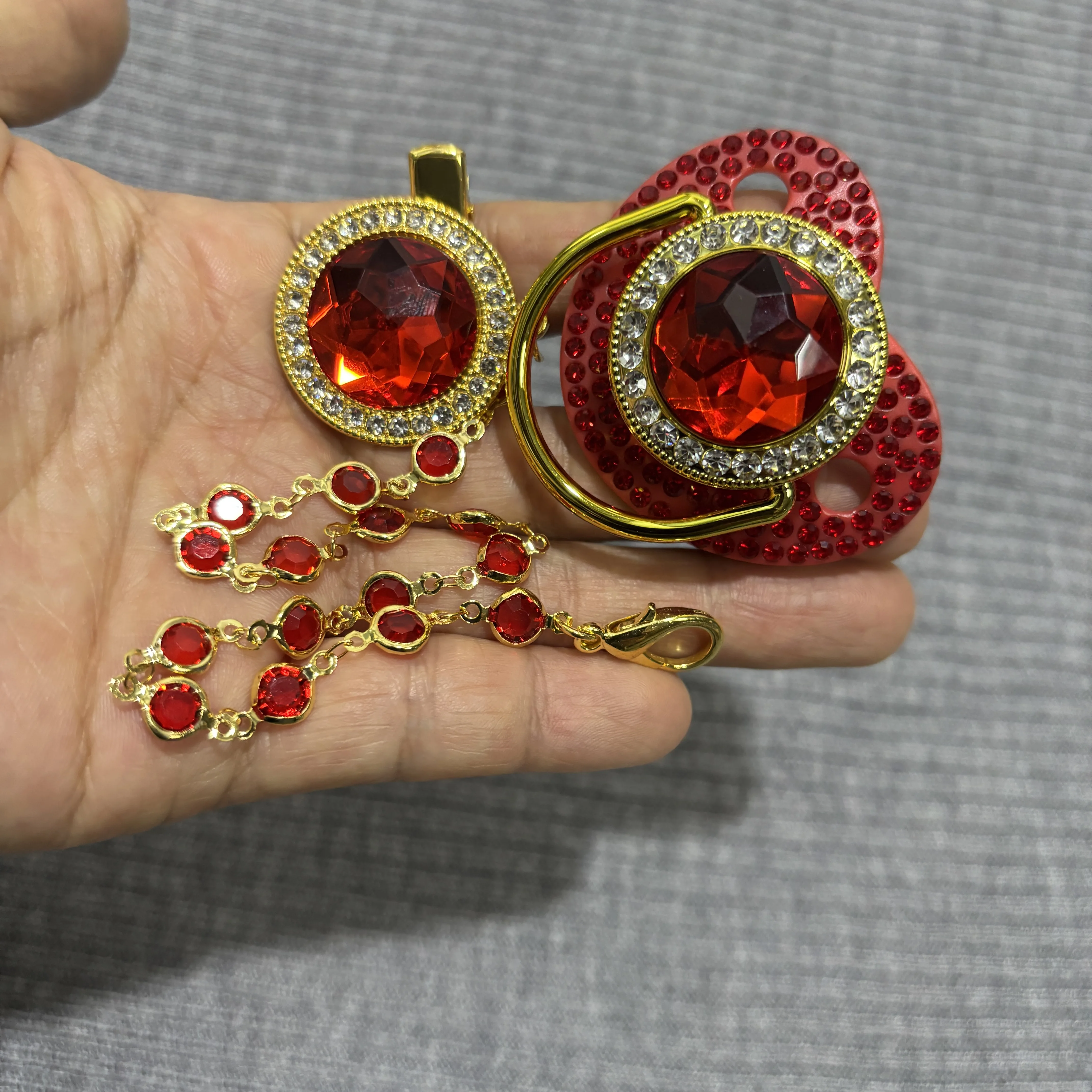 Набор блестящих хрустальных пустышек для младенцев с бриллиантовой подвеской-держателем, подарок для девочек на выписку или крестины
Набор блестящих хрустальных пустышек для младенцев с бриллиантовой подвеской-держателем, подарок для девочек на выписку или крестины