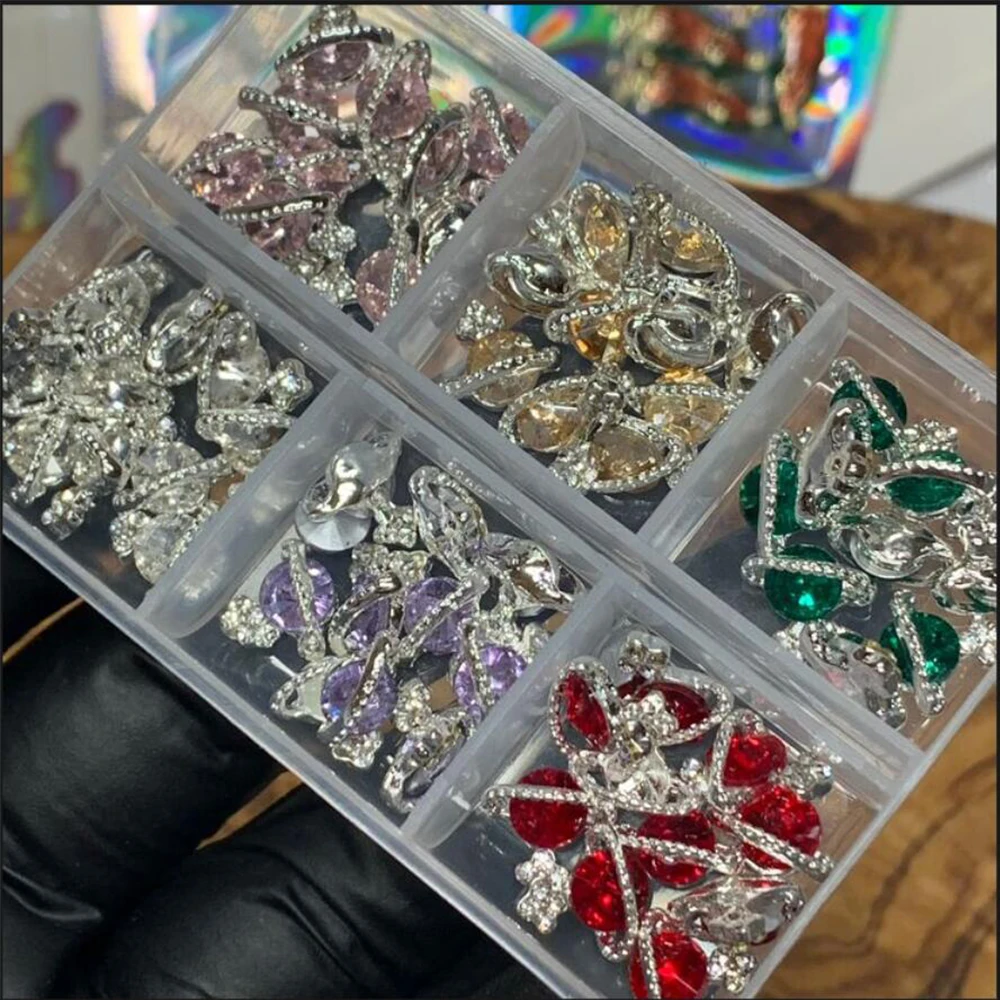 About 24Pcs/Box Mixed Designer Gems Nail Charms 10-15mm Luxury Parts Jewelry Y2K Planet Bow Hearts Rhinestones Nails Decoration*
About 24Pcs/Box Mixed Designer Gems Nail Charms 10-15mm Luxury Parts Jewelry Y2K Planet Bow Hearts Rhinestones Nails Decoration*