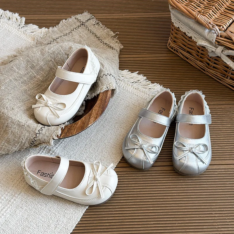 Детские туфли для девочек в корейском стиле, новые, 2026 года, из кожи, с кружевом, на плоской подошве, повседневные, модные, универсальные, с круглым носком
Детские туфли для девочек в корейском стиле, новые, 2026 года, из кожи, с кружевом, на плоской подошве, повседневные, модные, универсальные, с круглым носком