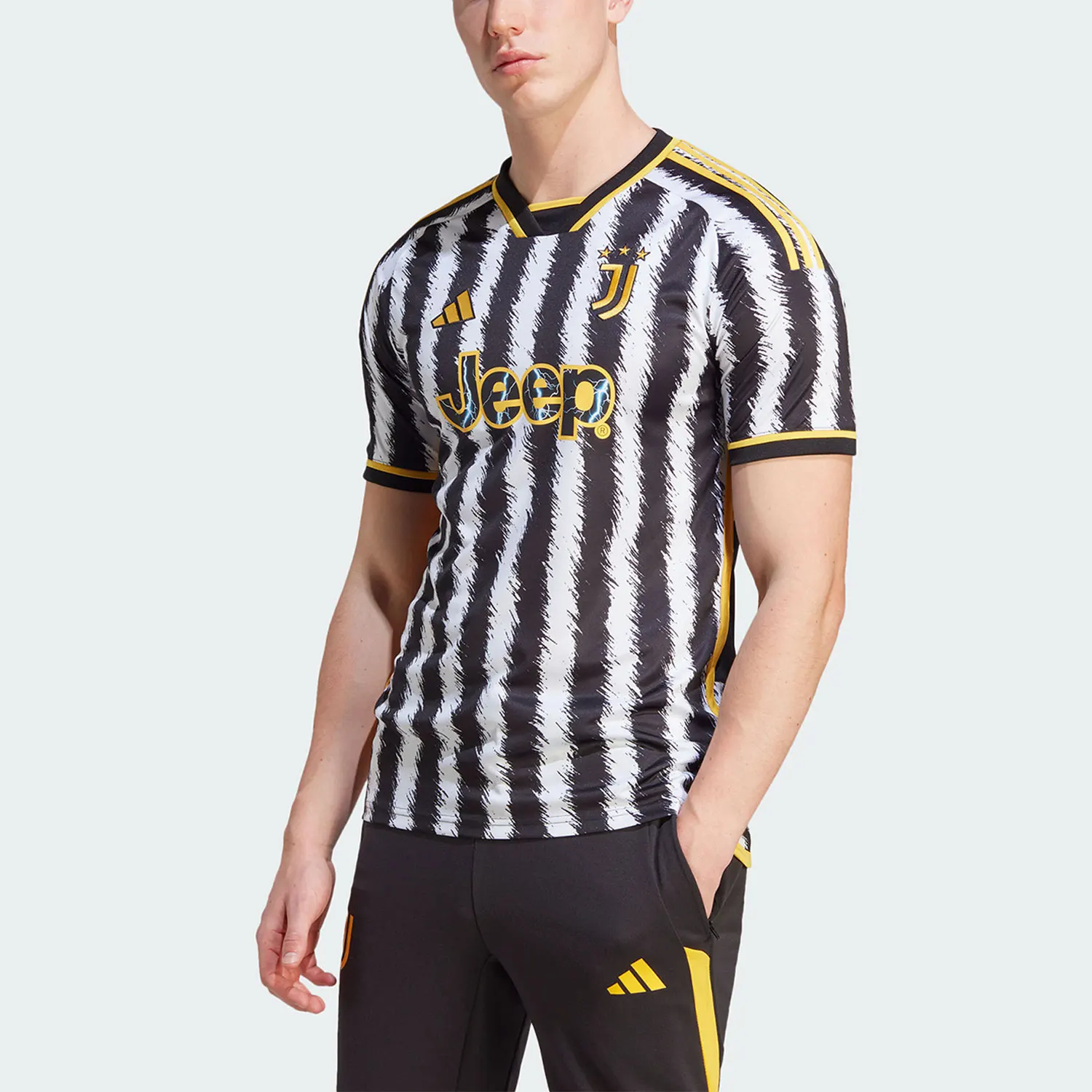 Оригинальная мужская футбольная спортивная футболка Adidas Juventus Fan Edition HR8256
Оригинальная мужская футбольная спортивная футболка Adidas Juventus Fan Edition HR8256