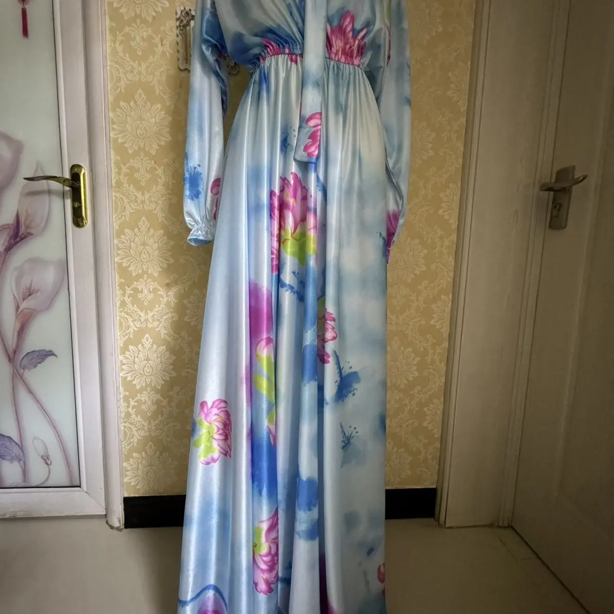 Ice Silk Large Hem Silky Tie Silky Soft Elastic Long Sleeve Dress Unisex Pajamas Long Dress for Outerwear
Ice Silk Large Hem Silky Tie Silky Soft Elastic Long Sleeve Dress Unisex Pajamas Long Dress for Outerwear