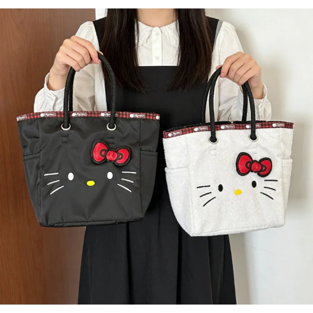 Симпатичная холщовая сумка через плечо Sanrio Hello Kitty, сумка для хранения вещей большой вместимости, повседневная сумка, многофункциональный подарок на день рождения.
Симпатичная холщовая сумка через плечо Sanrio Hello Kitty, сумка для хранения вещей большой вместимости, повседневная сумка, многофункциональный подарок на день рождения.