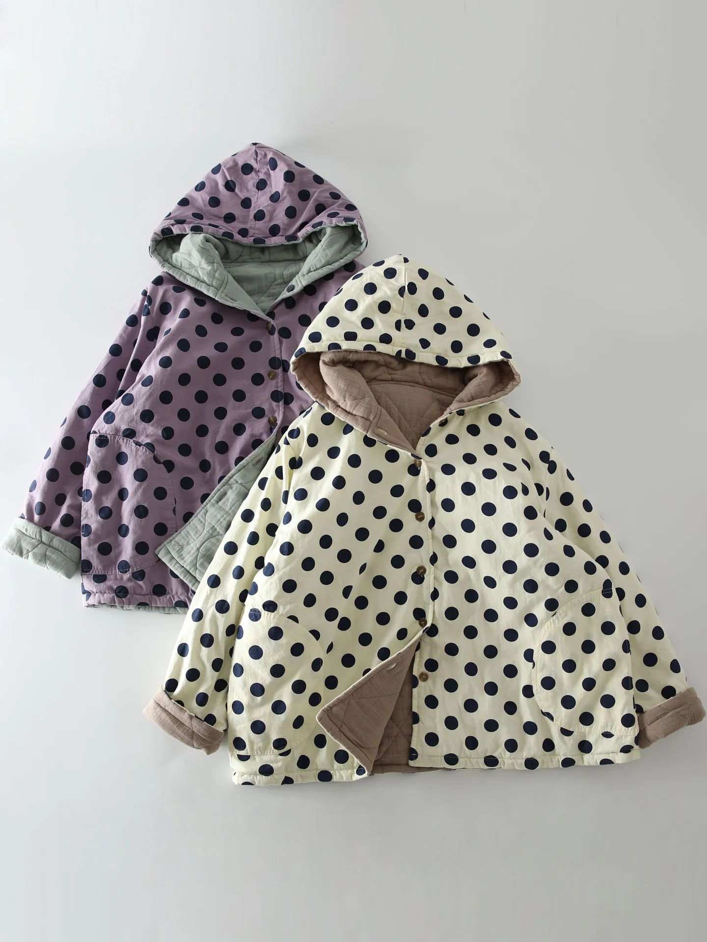 Новая зимняя женская двусторонняя хлопковая куртка с капюшоном и принтом в горошек, свободного кроя, универсальная, теплая, с эффектом стройности, верхняя одежда
Новая зимняя женская двусторонняя хлопковая куртка с капюшоном и принтом в горошек, свободного кроя, универсальная, теплая, с эффектом стройности, верхняя одежда