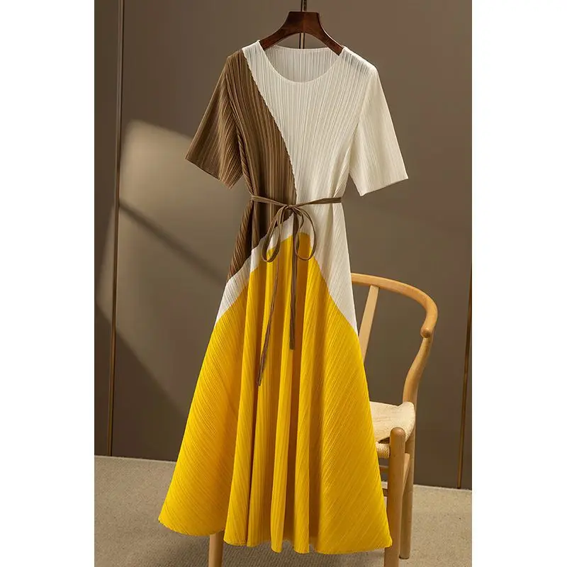 Slimming dress 2023 summer new short-sleeved fashion color matching light and mature lace-up age-reducing pleated A-line skirt
Slimming dress 2023 summer new short-sleeved fashion color matching light and mature lace-up age-reducing pleated A-line skirt