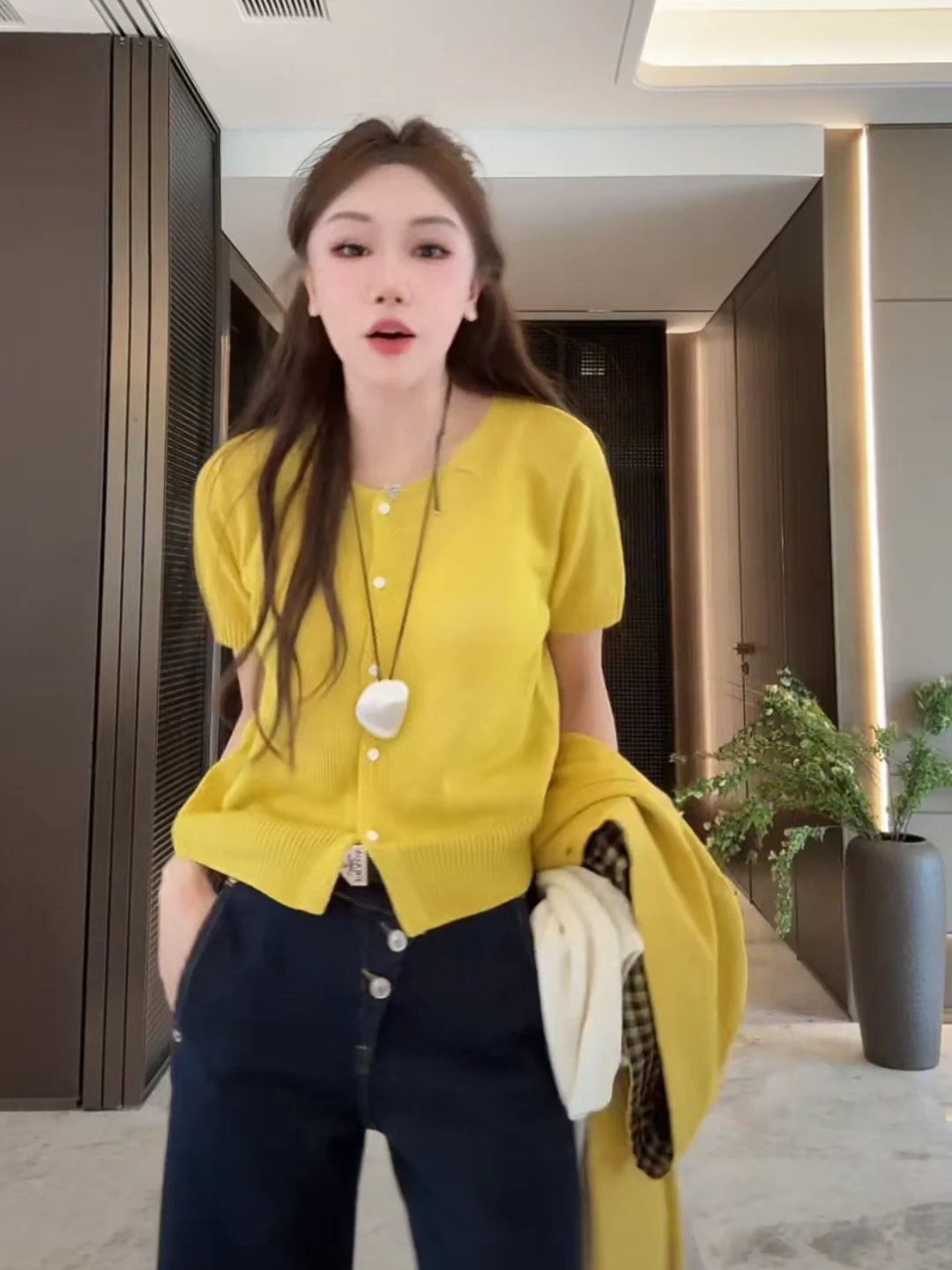 Весенний универсальный приталенный вязаный кардиган Carteran с круглым вырезом и коротким рукавом для женщин: комфортная верхняя одежда для повседневной носки
Весенний универсальный приталенный вязаный кардиган Carteran с круглым вырезом и коротким рукавом для женщин: комфортная верхняя одежда для повседневной носки