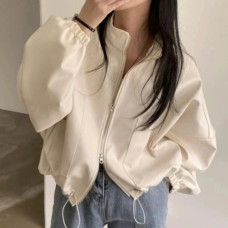 Y2K Women's Leather Jacket Loose Stand Collar Long Sleeve Solid Coat Fashion Street Style Pockers Zipper Drawstring Lady Outwear
Y2K Women's Leather Jacket Loose Stand Collar Long Sleeve Solid Coat Fashion Street Style Pockers Zipper Drawstring Lady Outwear