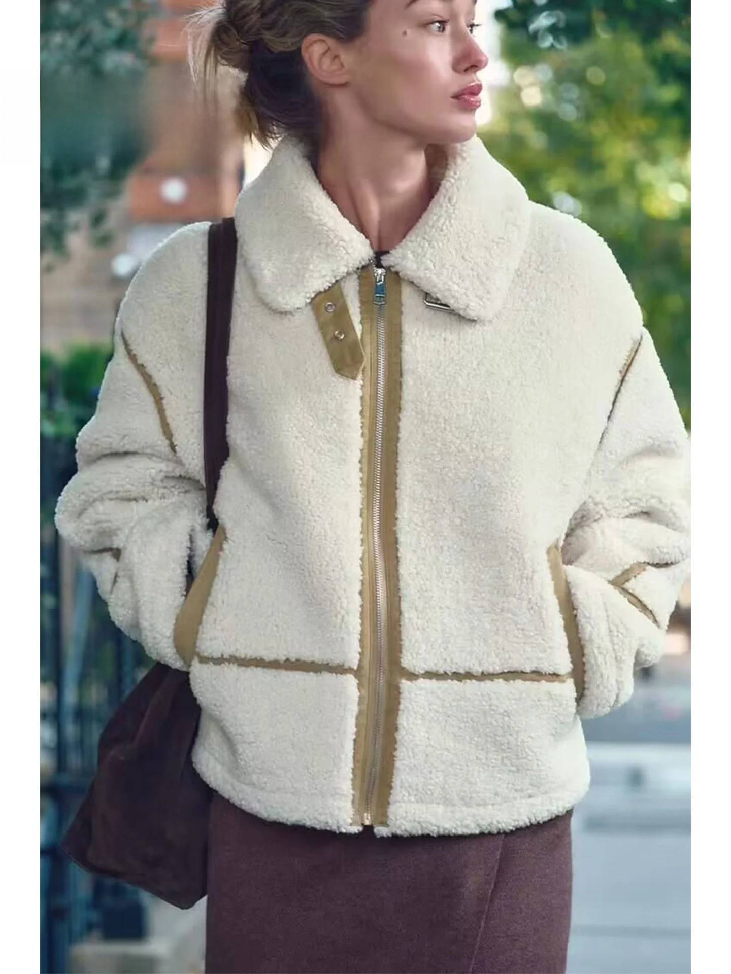 ZAPRHA Осень 2025: Двусторонняя утепленная повседневная куртка для женщин, свободный крой, длинный рукав, на молнии, комфортная верхняя одежда
ZAPRHA Осень 2025: Двусторонняя утепленная повседневная куртка для женщин, свободный крой, длинный рукав, на молнии, комфортная верхняя одежда