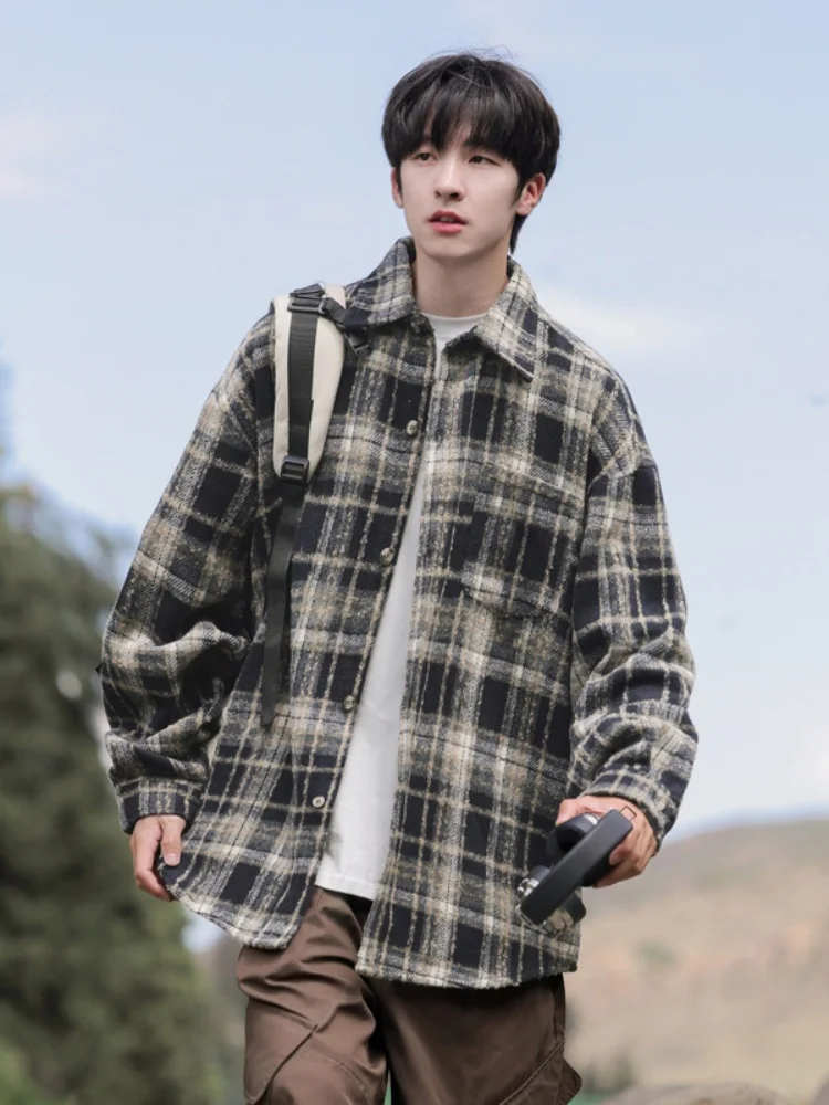 Мужская клетчатая рубашка с длинным рукавом в американском ретро-стиле, новинка весенней коллекции, модная повседневная куртка на пуговицах в стиле французского шика
Мужская клетчатая рубашка с длинным рукавом в американском ретро-стиле, новинка весенней коллекции, модная повседневная куртка на пуговицах в стиле французского шика