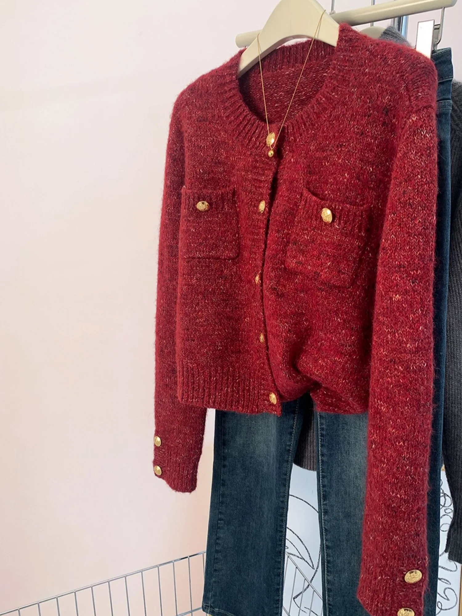 Красный вязаный свитер-кардиган для женщин, весенняя модная верхняя одежда в японском стиле, свободный крой, длинный рукав, круглый вырез
Красный вязаный свитер-кардиган для женщин, весенняя модная верхняя одежда в японском стиле, свободный крой, длинный рукав, круглый вырез