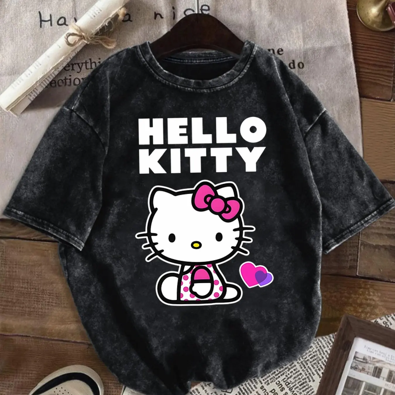 Женская винтажная стираная футболка-Hello Kitty с графикой, повседневный крой, милый винтажный топ с графическим рисунком, топ с короткими рукавами и игривым дизайном
Женская винтажная стираная футболка-Hello Kitty с графикой, повседневный крой, милый винтажный топ с графическим рисунком, топ с короткими рукавами и игривым дизайном