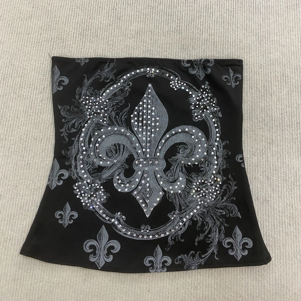 Y2K subculture niche summer fashion dark style printed strapless vest versatile backless slim and sexy vest
Y2K subculture niche summer fashion dark style printed strapless vest versatile backless slim and sexy vest