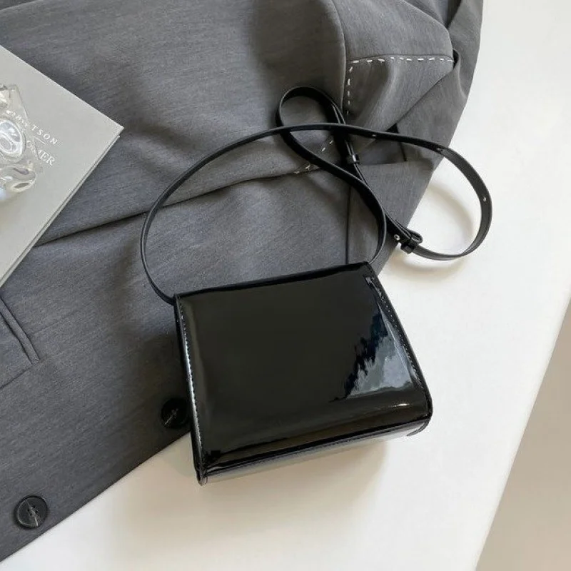 Стильная минималистичная винтажная сумка модного дизайна большой вместимости для женского бизнеса и отдыха
Стильная минималистичная винтажная сумка модного дизайна большой вместимости для женского бизнеса и отдыха