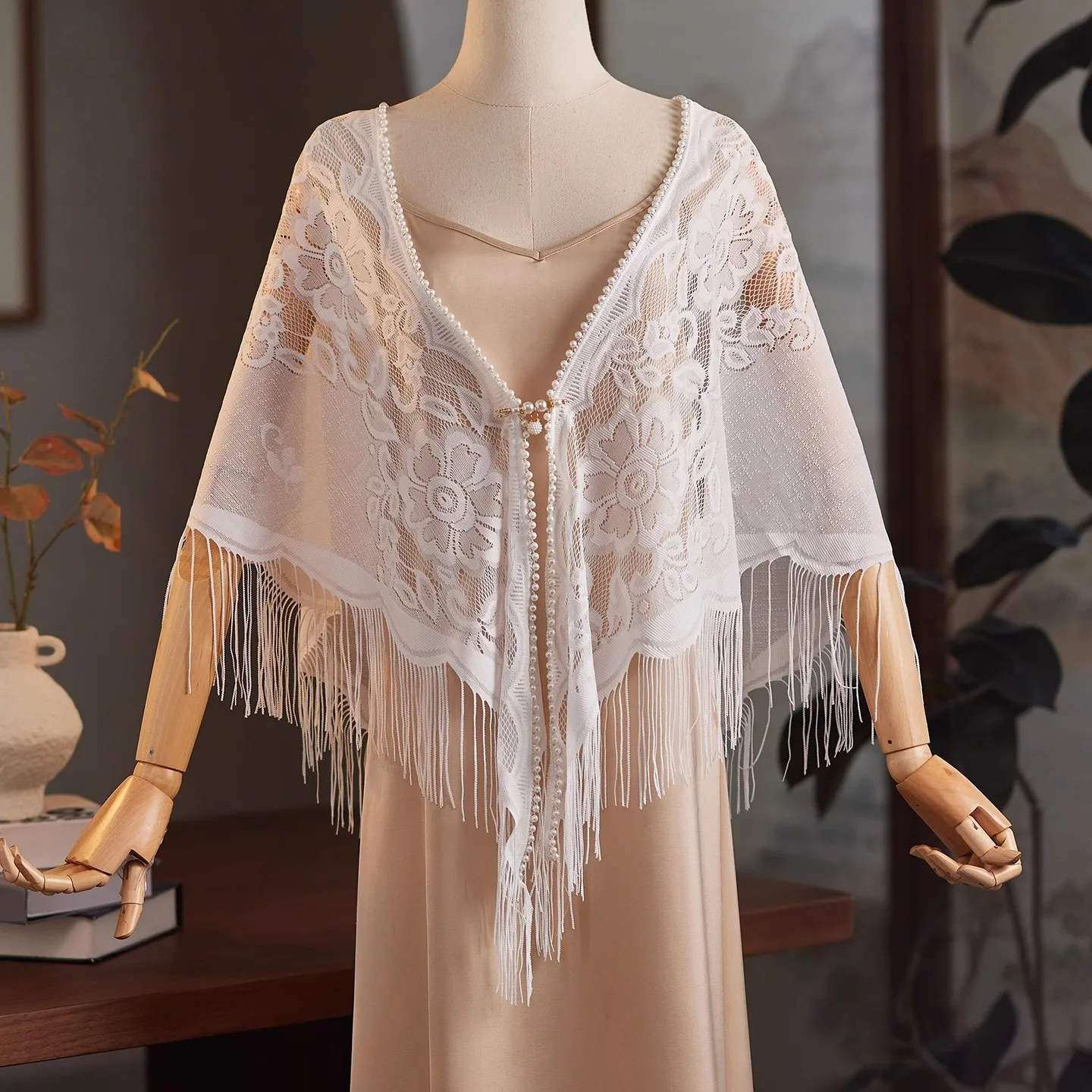 Women's Vintage Pearl Beaded White Lace Pashmina Female Spring Autumn Chinese Style Party Shawl Cloak Collar R2763
Women's Vintage Pearl Beaded White Lace Pashmina Female Spring Autumn Chinese Style Party Shawl Cloak Collar R2763