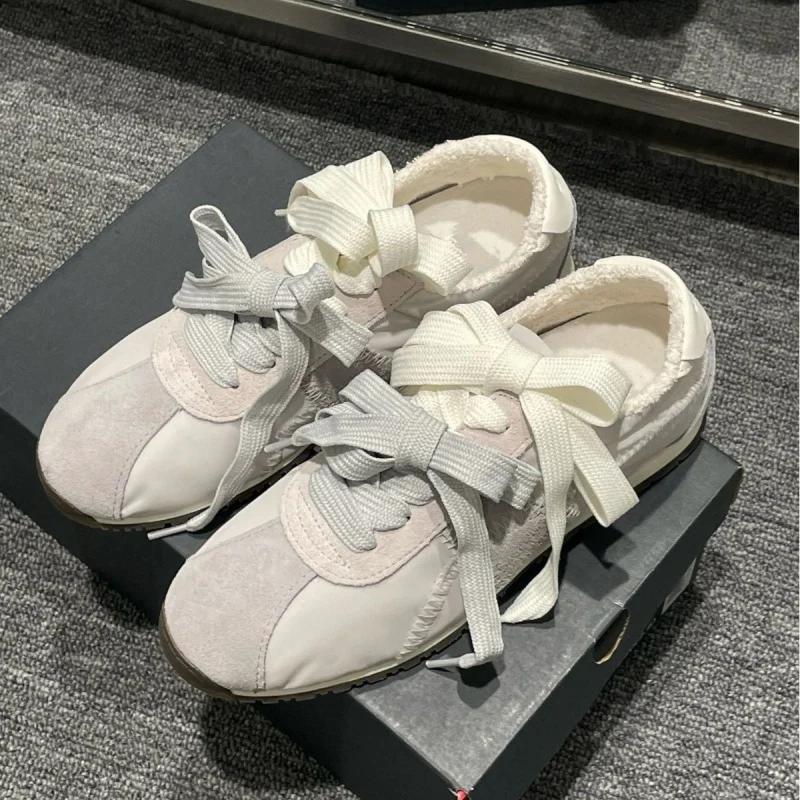 Fashion Flat Heel Casual Trainers Women Thick Sole Lace Up Runway Sneakers All Match Tennis Female Sport Shoes Designer Luxury
Fashion Flat Heel Casual Trainers Women Thick Sole Lace Up Runway Sneakers All Match Tennis Female Sport Shoes Designer Luxury