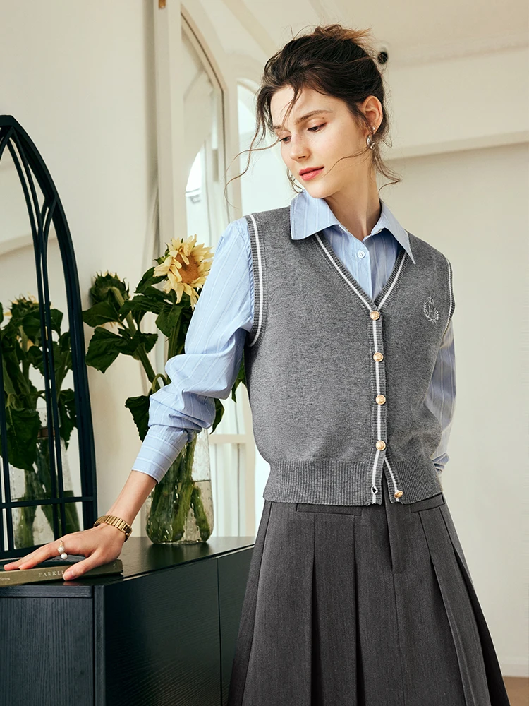 OLrain Preppy Style Sweater Vest 2025 Spring Knitted Commute Wool Blend Spliced Embroidery Single Breasted Jumpers N56QJ80129
OLrain Preppy Style Sweater Vest 2025 Spring Knitted Commute Wool Blend Spliced Embroidery Single Breasted Jumpers N56QJ80129