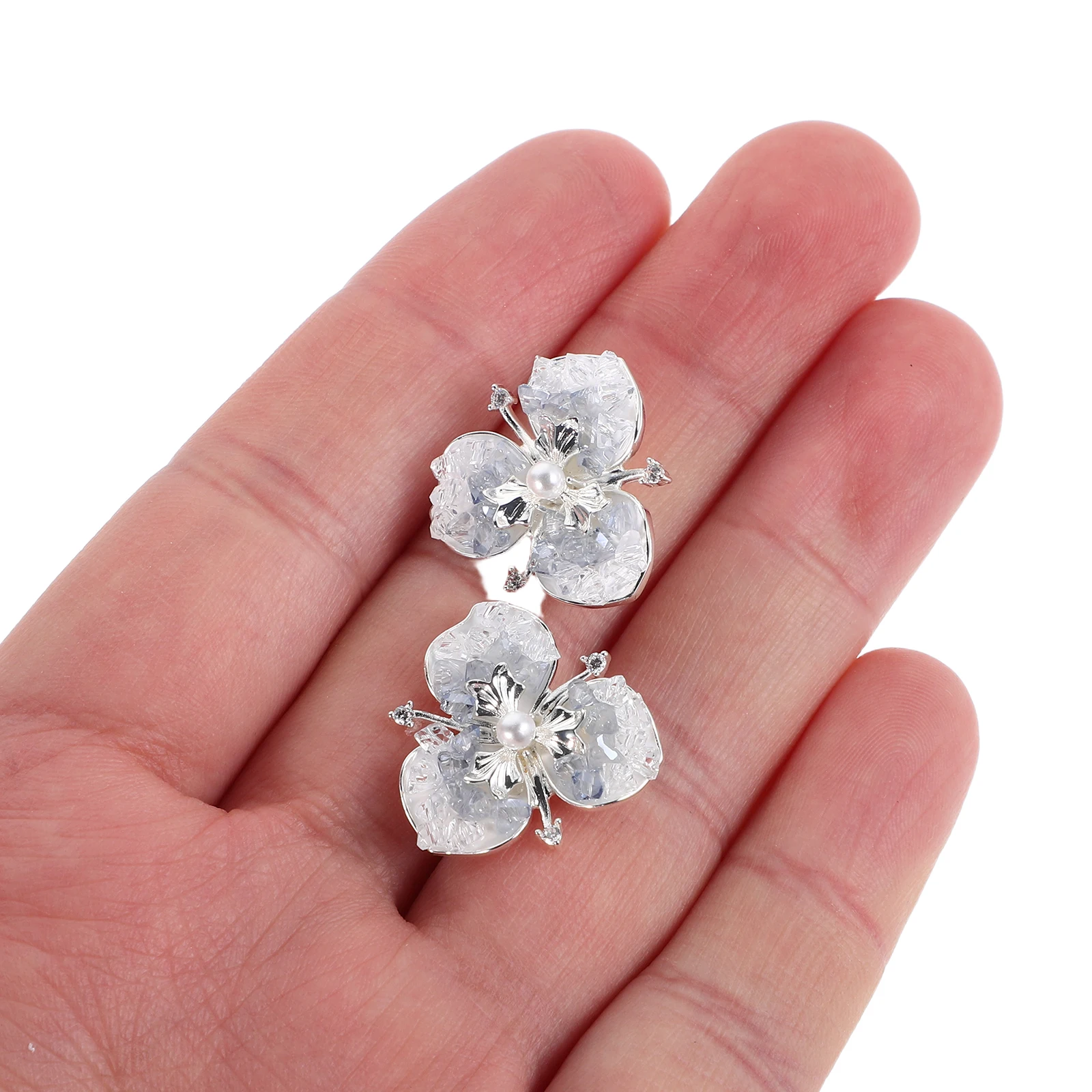Luxury Zircon Flower Stud Earrings Cubic Zirconia Crystal Floral Hoop Light Weight Comfortable Daily Wear Party Gift
Luxury Zircon Flower Stud Earrings Cubic Zirconia Crystal Floral Hoop Light Weight Comfortable Daily Wear Party Gift