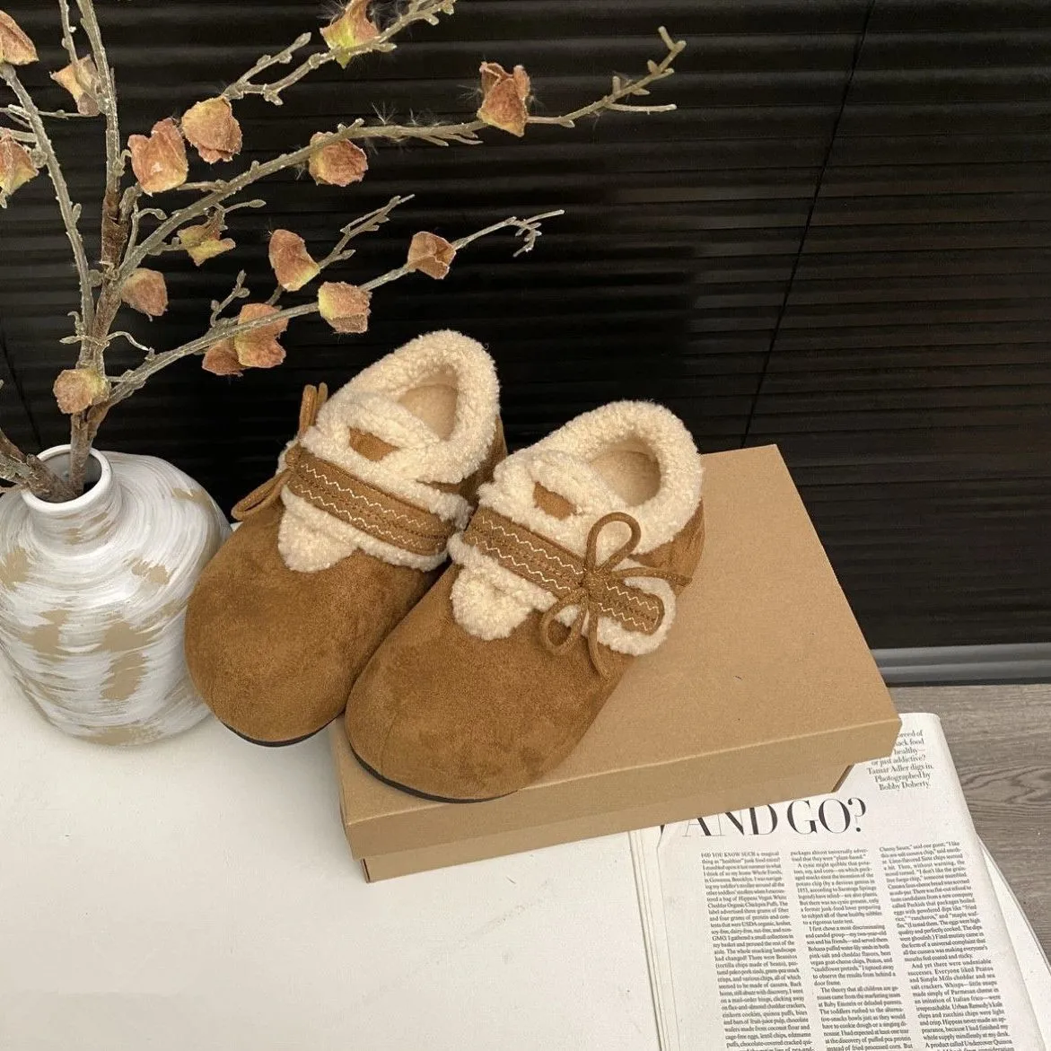 2026 New Women's Winter Bow Cotton Shoes Woman Plush Warm Shoes Korean Style Girls Fashion Sweet Retro Cotton Shoes Flat Shoes
2026 New Women's Winter Bow Cotton Shoes Woman Plush Warm Shoes Korean Style Girls Fashion Sweet Retro Cotton Shoes Flat Shoes