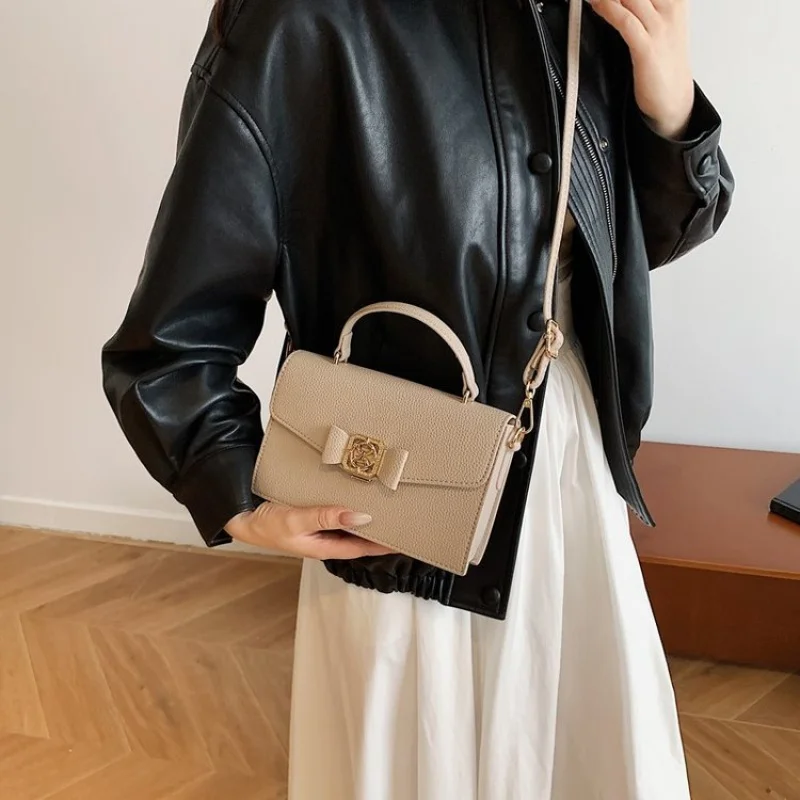 High-End Women's Velvety Leather Tote Bag With Casual Simple Vintage And Paris Neat Commuter Look
High-End Women's Velvety Leather Tote Bag With Casual Simple Vintage And Paris Neat Commuter Look 