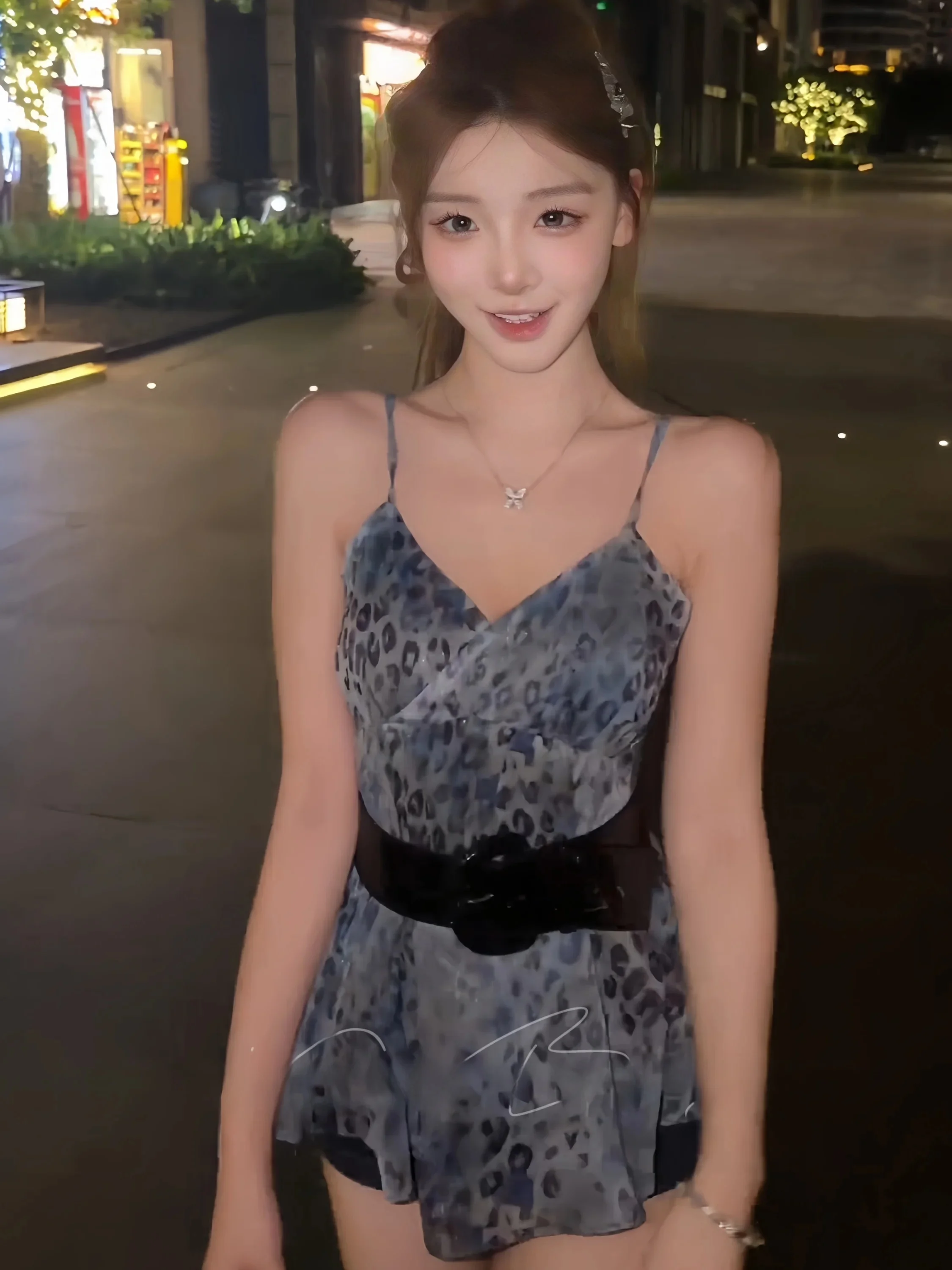 Blue Leopard Print Chiffon Sleeveless Top Women's Slim Fit Pure Desire Vest Summer New Design Short Length V-Neck Lace Shirt
Blue Leopard Print Chiffon Sleeveless Top Women's Slim Fit Pure Desire Vest Summer New Design Short Length V-Neck Lace Shirt