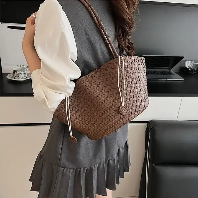 Новинка 2023 года, летняя французская винтажная тканая сумка, женская сумка-тоут на одно плечо подмышками, стильная практичная повседневная сумка
Новинка 2023 года, летняя французская винтажная тканая сумка, женская сумка-тоут на одно плечо подмышками, стильная практичная повседневная сумка