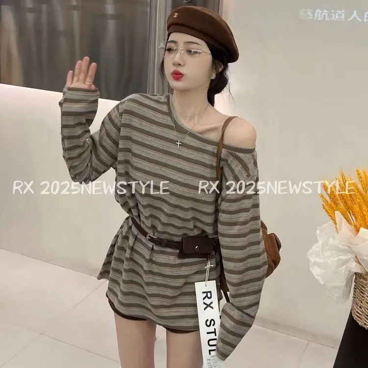 Осень 2023, новый стиль, свободная футболка с открытыми плечами и открытыми плечами, тонкая полосатая футболка с длинными рукавами, женский топ с поясом
Осень 2023, новый стиль, свободная футболка с открытыми плечами и открытыми плечами, тонкая полосатая футболка с длинными рукавами, женский топ с поясом
