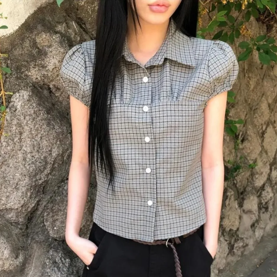 Chic Summer Anti-Aging Design Pleated Plaid Single Button Bubble Sleeve Collared Shirt Women's Top Casual Style Cotton Material
Chic Summer Anti-Aging Design Pleated Plaid Single Button Bubble Sleeve Collared Shirt Women's Top Casual Style Cotton Material