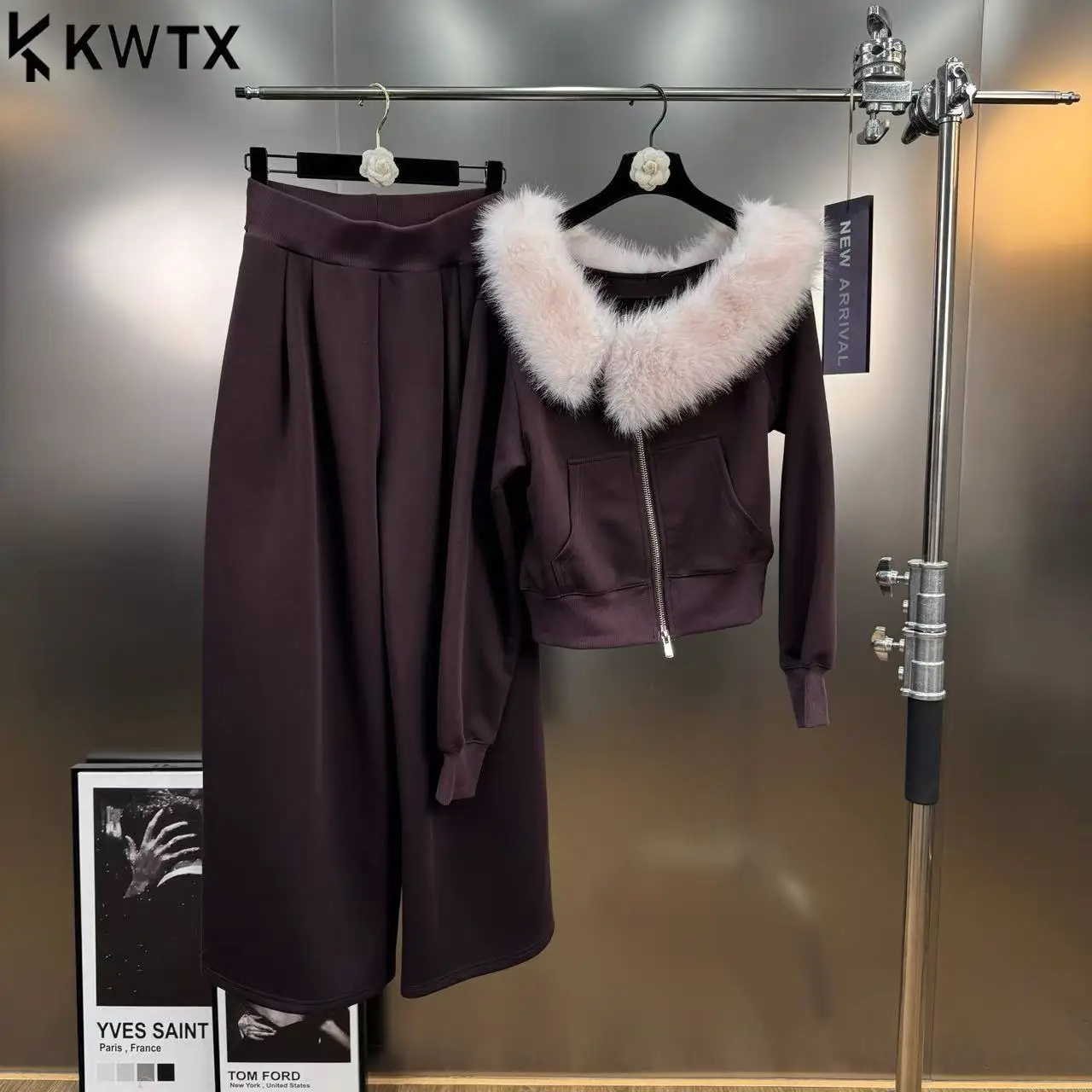 KWTX 2025 Осенний женский комплект из двух предметов, спортивный костюм, толстовка с капюшоном, широкие брюки, однотонный, элегантный, на молнии, с открытыми плечами, высокое качество
KWTX 2025 Осенний женский комплект из двух предметов, спортивный костюм, толстовка с капюшоном, широкие брюки, однотонный, элегантный, на молнии, с открытыми плечами, высокое качество