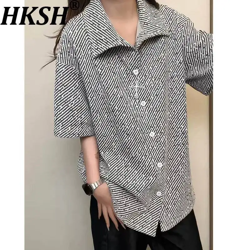 HKSH 2026 Summer New Men Tide Chic Ins Shirts Fashion Twill Short Sleeve Shirts Streetwear Y2K Vibe Striped Light Luxury HK20736
HKSH 2026 Summer New Men Tide Chic Ins Shirts Fashion Twill Short Sleeve Shirts Streetwear Y2K Vibe Striped Light Luxury HK20736