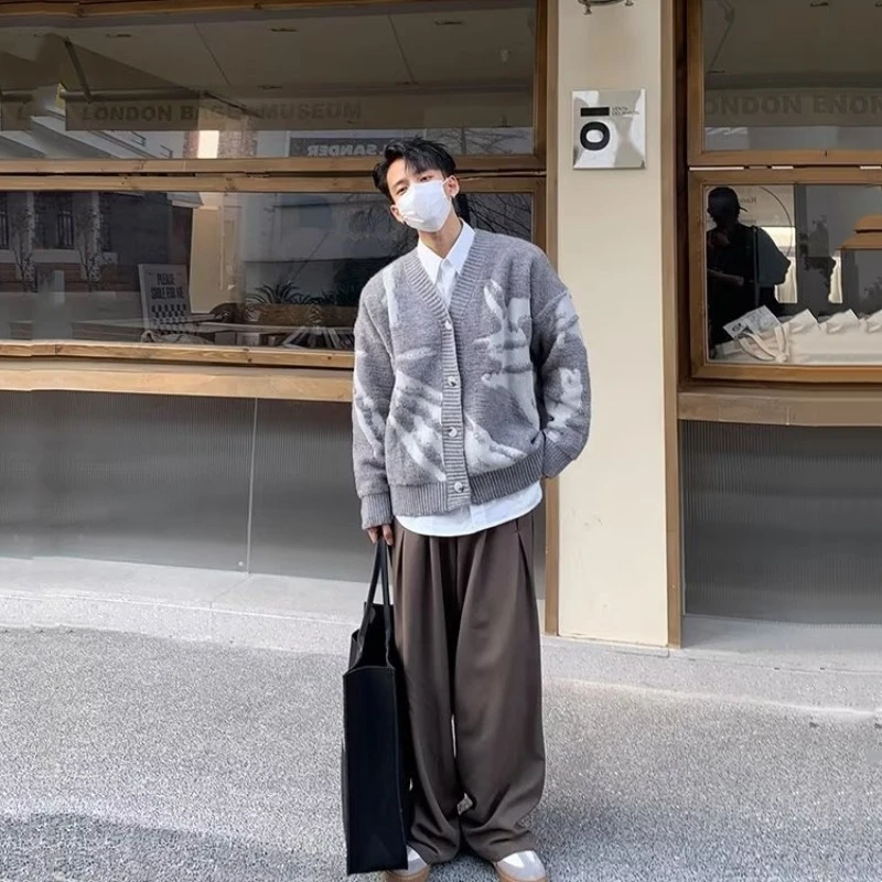 Мужской свитер свободного кроя с V-образным вырезом, модный, в уличном стиле, большие размеры, 300 Pou, новая осенняя коллекция, модный базовый элемент гардероба
Мужской свитер свободного кроя с V-образным вырезом, модный, в уличном стиле, большие размеры, 300 Pou, новая осенняя коллекция, модный базовый элемент гардероба