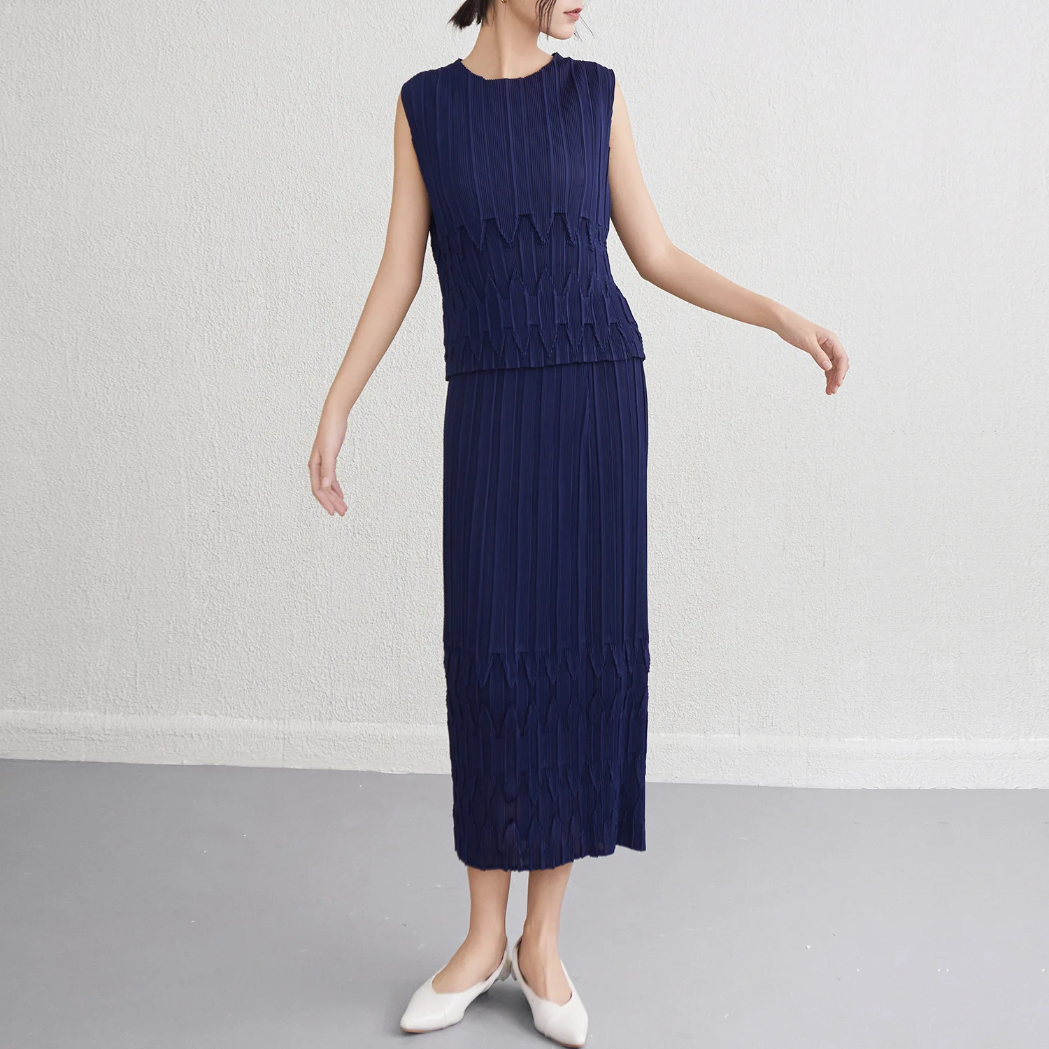 Miyake 2 Piece Sleeveless Thin Pleated Top + High Waist Half Skirt 2025 Summer New Skinny Commuter Casual Senior Set
Miyake 2 Piece Sleeveless Thin Pleated Top + High Waist Half Skirt 2025 Summer New Skinny Commuter Casual Senior Set