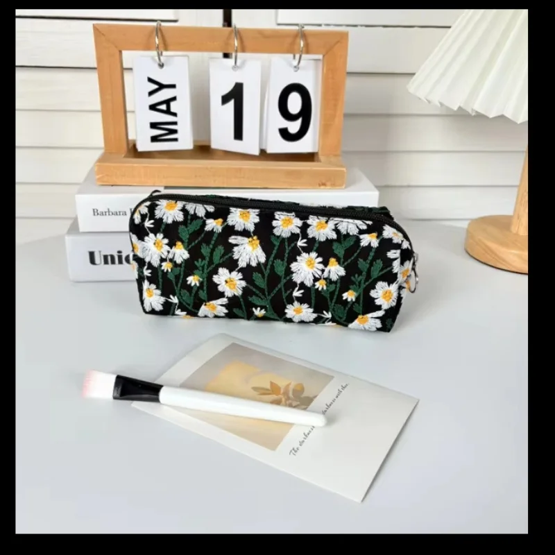 Embroidered Daisy FlowerPen Bag Portable Pencil Bag Girl Stationery Storage Bag Back To School
Embroidered Daisy FlowerPen Bag Portable Pencil Bag Girl Stationery Storage Bag Back To School