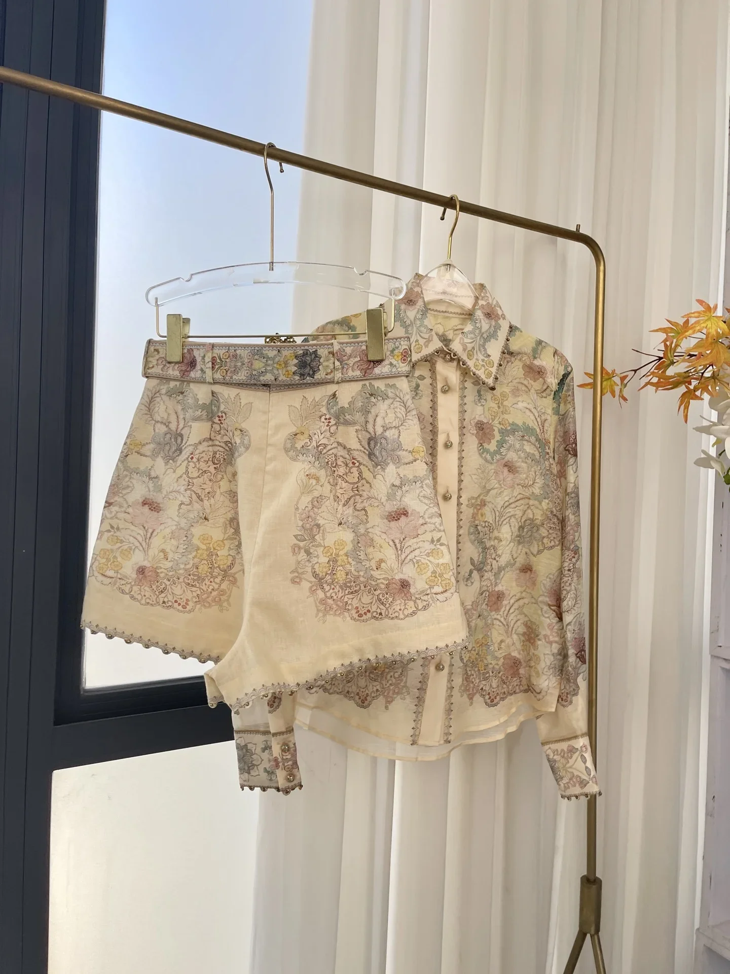 2025 Новая модная бежевая блузка с длинными рукавами и цветочным принтом, комплект из топа, шорт и юбки для женщин
2025 Новая модная бежевая блузка с длинными рукавами и цветочным принтом, комплект из топа, шорт и юбки для женщин