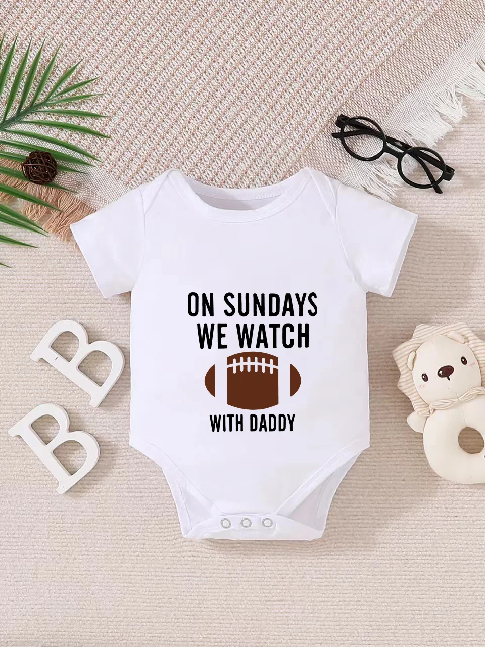 Playful letter-printed baby short-sleeve triangle bodysuit. Button closure for easy dressing, machine washable
Playful letter-printed baby short-sleeve triangle bodysuit. Button closure for easy dressing, machine washable