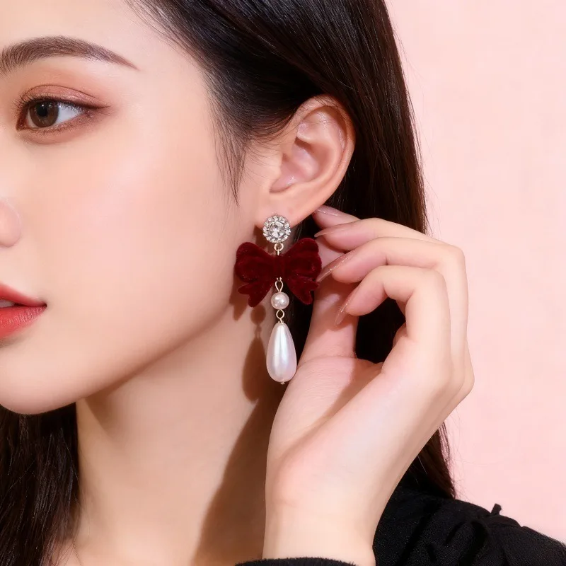 Retro red velvet butterfly bow pearl earrings with super sparkling and luxurious temperament
Retro red velvet butterfly bow pearl earrings with super sparkling and luxurious temperament