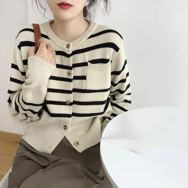 Ladies Loose Knitting Cardigan Jacket Autumn Female Short Stripe Knitted Coat Lazy Wind Women Long Sleeves Sweaters
Ladies Loose Knitting Cardigan Jacket Autumn Female Short Stripe Knitted Coat Lazy Wind Women Long Sleeves Sweaters