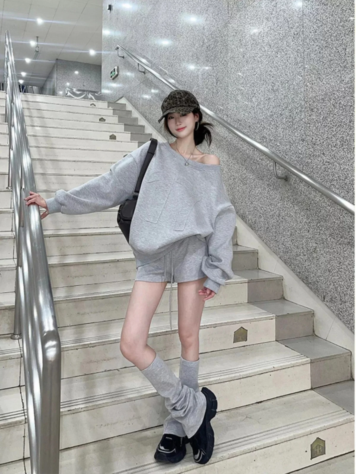 Шикарный американский оверсайз свитшот с открытыми плечами, женский комплект в стиле Sweet and Spicy Girl, модная уличная одежда, с длинными рукавами, круглый вырез горловины
Шикарный американский оверсайз свитшот с открытыми плечами, женский комплект в стиле Sweet and Spicy Girl, модная уличная одежда, с длинными рукавами, круглый вырез горловины