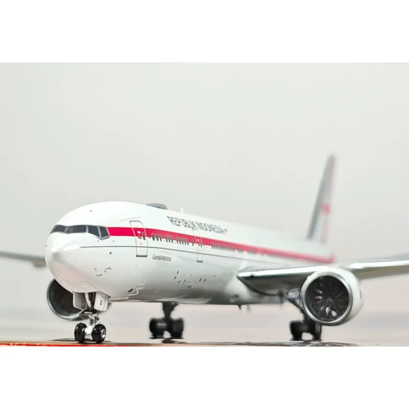Phoenix 1/400 Scale Indonesian special aircraft B777-300ER PK-GIG Alloy Aircraft Model Collectible Decorative Item
Phoenix 1/400 Scale Indonesian special aircraft B777-300ER PK-GIG Alloy Aircraft Model Collectible Decorative Item